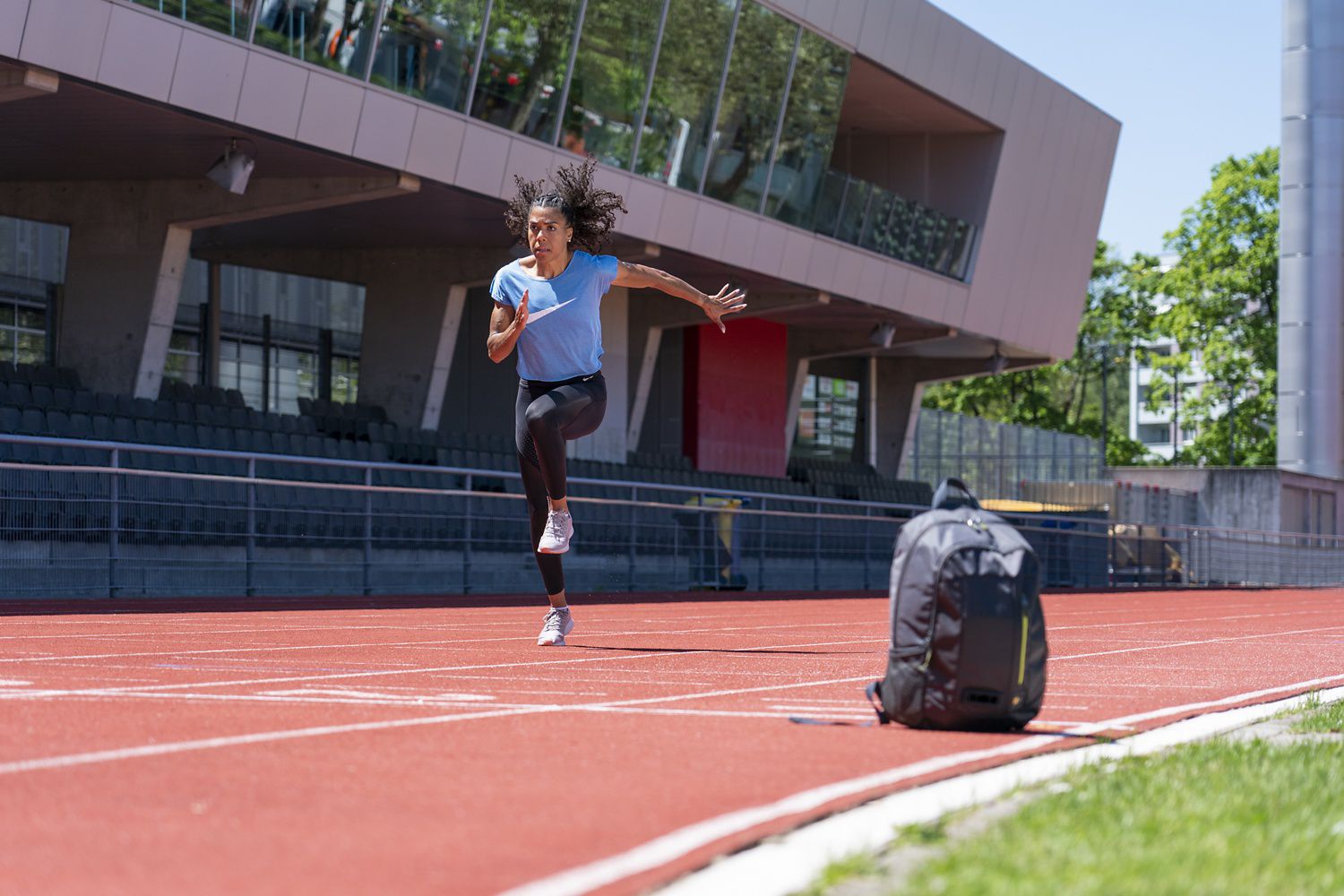 Mujinga Kambundji mit dem Dyson Rucksack